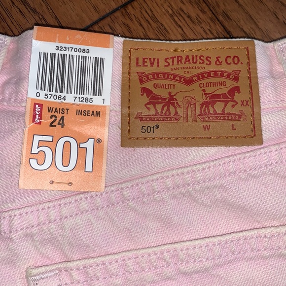 NWT PINK LEVI’S 501 SHORTS - Picture 3 of 4